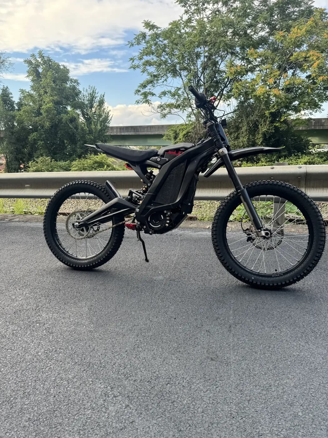 Full side profile of a Sur-Ron Light Bee running the SPM LB 60/60